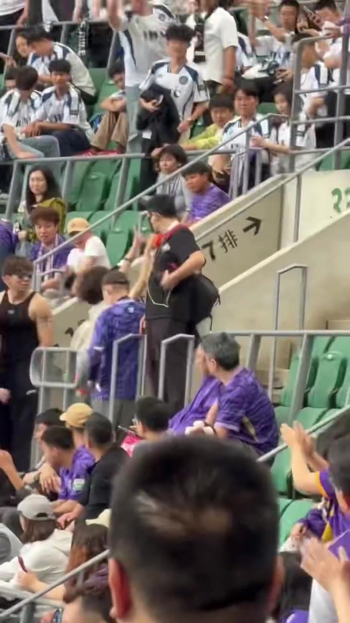 开云-离谱！记者晒视频：有山东球迷进入津门虎球迷区，被轰走后还挑衅